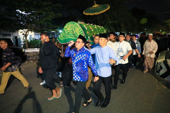 Hadiri Pemakaman Kadis Koperasi dan UKM Jatim, Pj Adhy: Keluarga Besar Pemprov Berduka