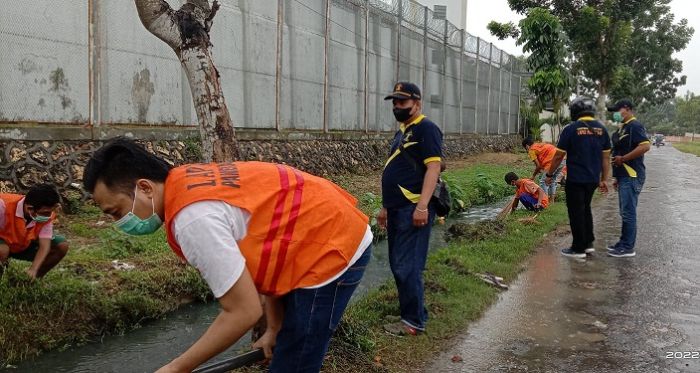 Peringati HPN, Lapas Pamekasan Gelar Bersih-Bersih Lingkungan Ajak Awak Media