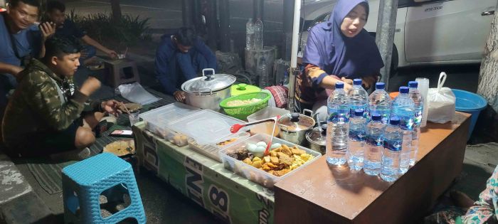 Buka Sampai Subuh di Trotoar Jalan dan Alun-Alun, Nasi Boran Khas Lamongan Maknyus, Murah Meriah