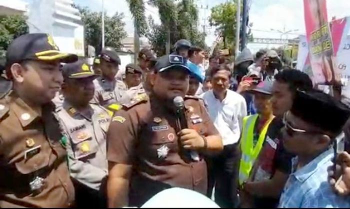 7 Bulan Tidak Ada Kepastian Hukum Kasus Dana Desa, Warga Sokobanah Demo Kejaksaan