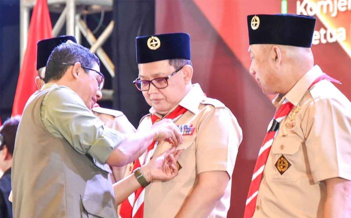 Ketua Kwarda Pramuka Jatim dan Adhy Karyono Terima Penghargaan Pin Emas dari BNPB