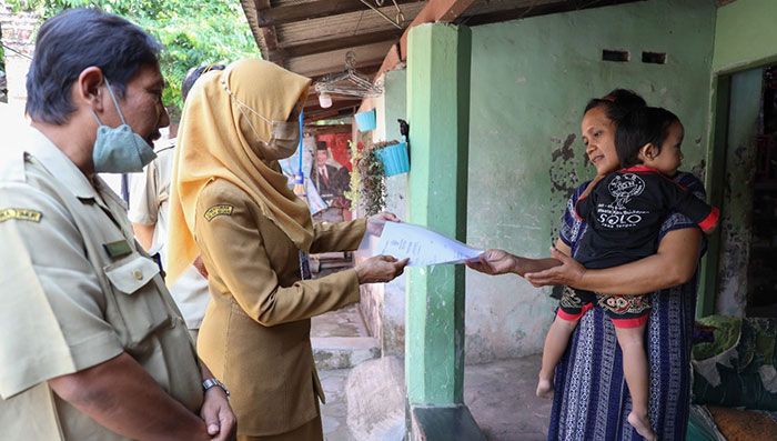 Dispendukcapil Kota Kediri Serahkan Akta Kematian Secara Door to Door