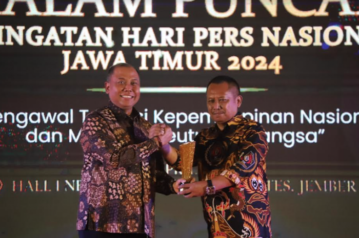 Hari Pers Nasional 2024, Pj Bupati Jombang Raih Penghargaan Creative Regional Head dari PWI Jatim