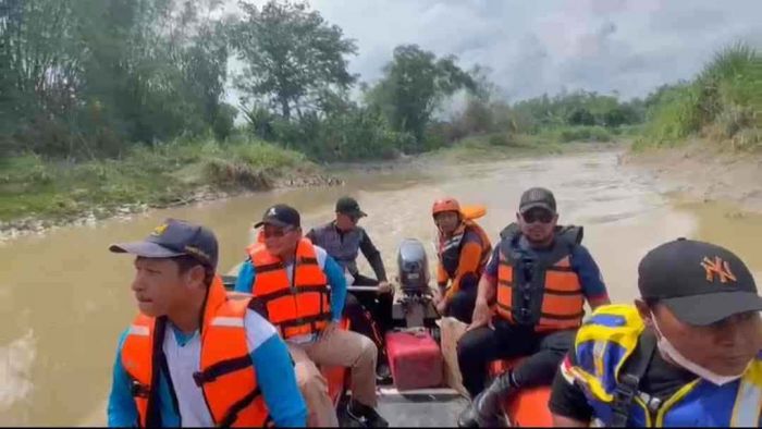 Antisipasi Banjir, Bupati Gresik Susuri Kali Lamong dan Cek Proyek Jembatan