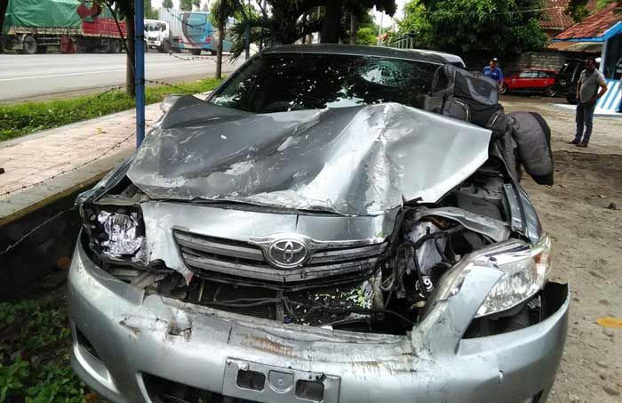 Mobil Wakil Ketua DPRD Gresik Bertabrakan dengan Bus Jaya Utama