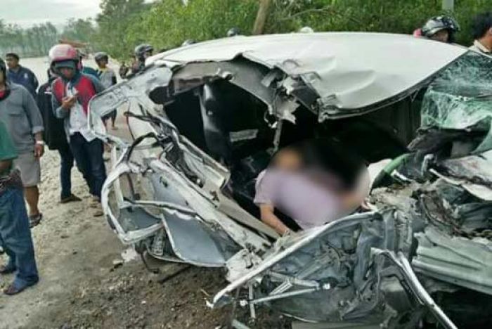 Xenia Tabrak Truk Parkir di Jalan Menuju Suramadu, 1 Tewas