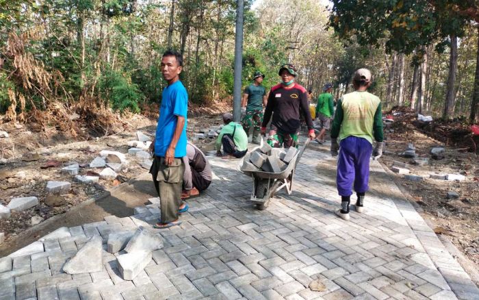 Perlancar Mobilitas Warga Desa, Satgas TMMD Ngawi Percepat Pengerjaan Pavingisasi