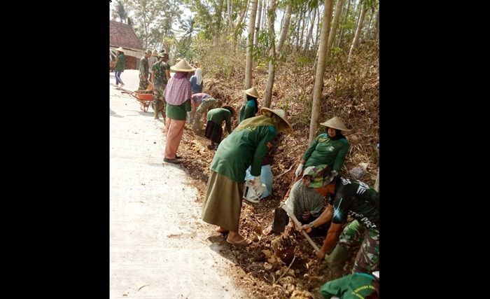 Bantu Buat Saluran Air, Para Srikandi Kedungsalam Diapresiasi Satgas TMMD 106