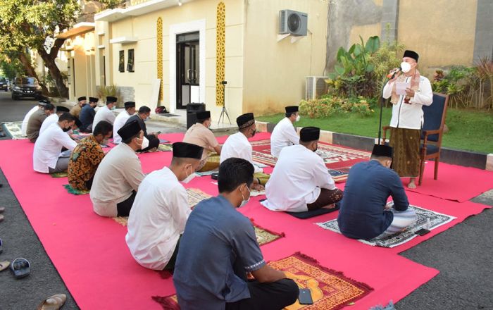 Gelar Salat Idul Adha di Rumah Dinas, Bupati Lamongan Jadi Imam, Ajudan Jadi Khatib