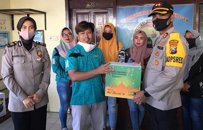 ​Peduli Dampak Covid-19 Terhadap Wartawan, Polres Pamekasan Berikan Paket Lebaran untuk Rekan Media