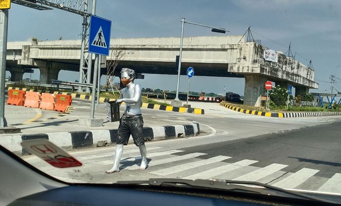 Manusia Silver Bebas Ngamen Tanpa Ada Razia di Sejumlah Traffic Light Gresik