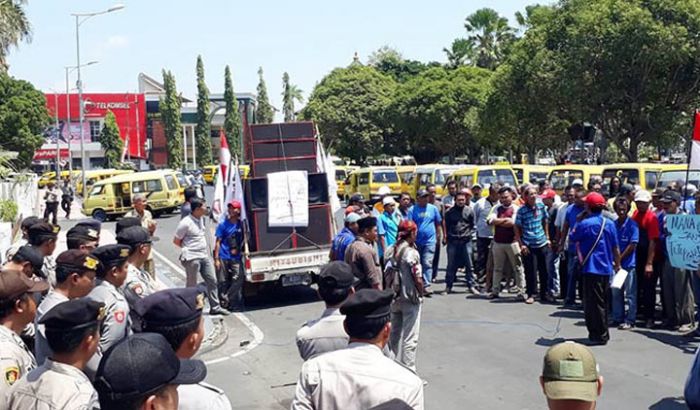 ​Ratusan Sopir Angkot di Jember Mogok Tuntut Angkutan Online Ditutup