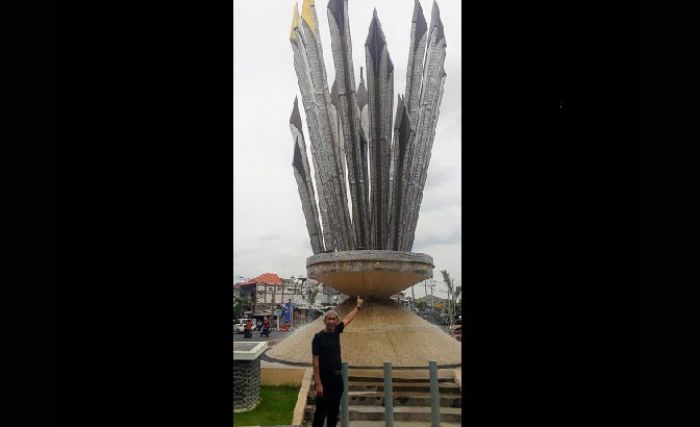 Penempatan Monumen Tugu Lontar di Perempatan Kebomas Salah Alamat 