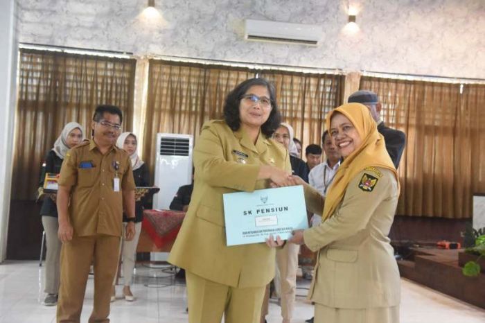 Serahkan SK Pensiun PNS Pemkot Kediri, Pj Zanariah Terima Kasih atas Pengabdian dan Dedikasi