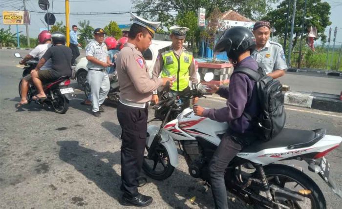 Mengintip Aksi Simpatik Satlantas Polres Ngawi Disiplinkan Pengguna Jalan