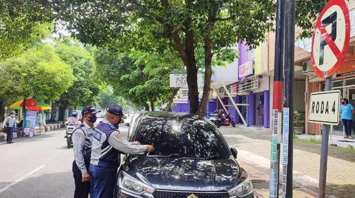 Tertibkan Roda Empat Parkir Sembarangan, Dishub Tuban Beri Peringatan Terakhir Lewat Stiker