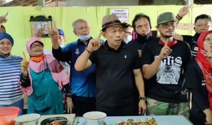 ​Sambangi Pasar Sampung, Cabup Sugiri Sancoko Disuguhi Ayam Panggang Legendaris