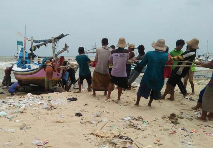 Gelombang 4 Meter Terjang Laut Tuban: Satu Tewas, Ratusan Kapal Rusak