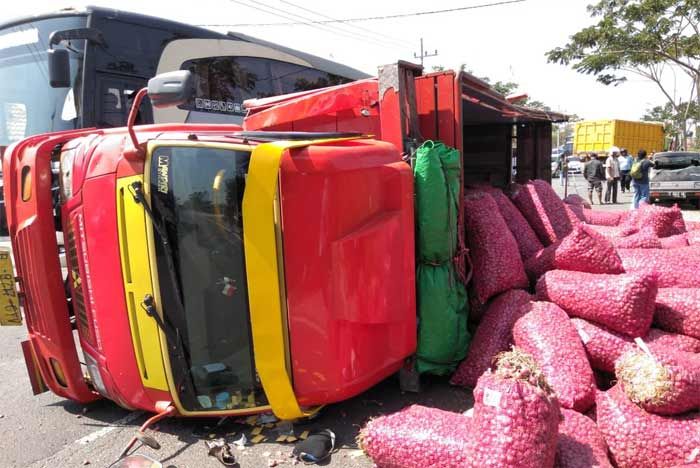 2 Truk dan 1 Mobil Terlibat Kecelakaan Karambol di Jenu