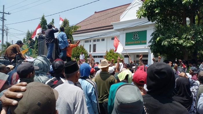 Protes Kadesnya Ditahan, Warga Mojoagung Demo Kejari Tuban Minta Dibebaskan