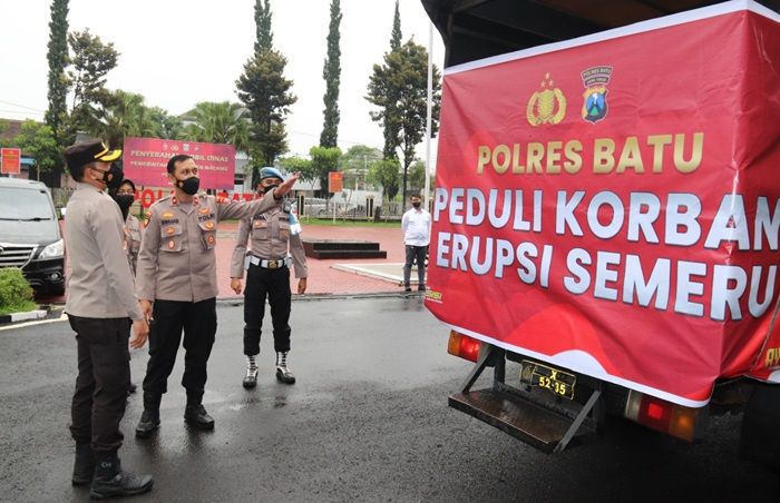 Kapolres Batu Pimpin Penyaluran Bantuan kepada Pengungsi Korban Erupsi Semeru