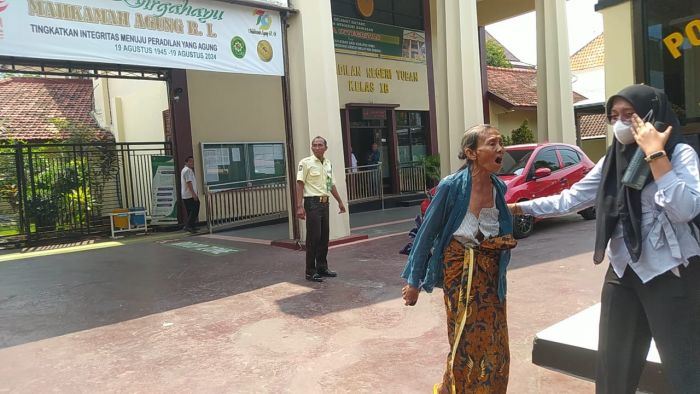 Seorang Nenek Nekat Telanjang Bulat dan Teriak Nama Jokowi di PN Tuban, Ada Apa?