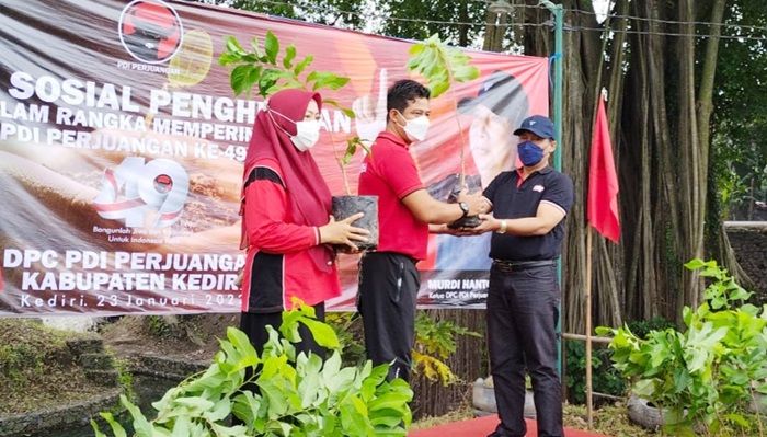 Peringati HUT Partai ke-49 Sekaligus HUT Megawati ke-75, PDIP Kediri Tanam Ratusan Pohon