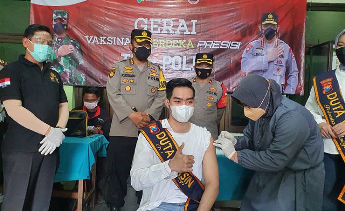 Tinjau Vaksinasi Tahap Dua di Desa Tambak Rejo Waru, Kapolresta Sidoarjo: Masyarakat Begitu Antusias