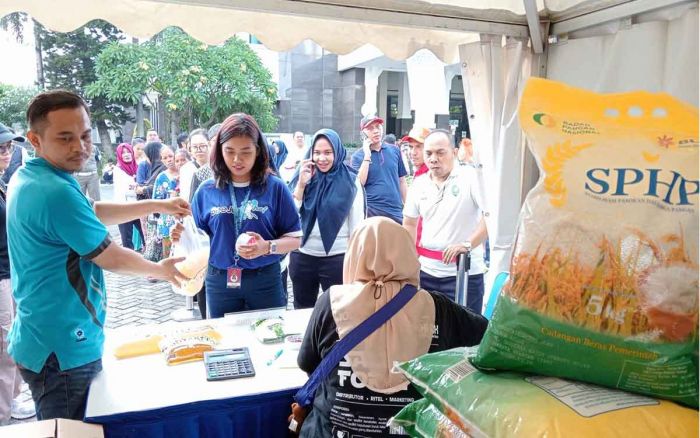 Pasar Murah Diskanla Jatim: 3 Ton Beras Ludes Diserbu Warga