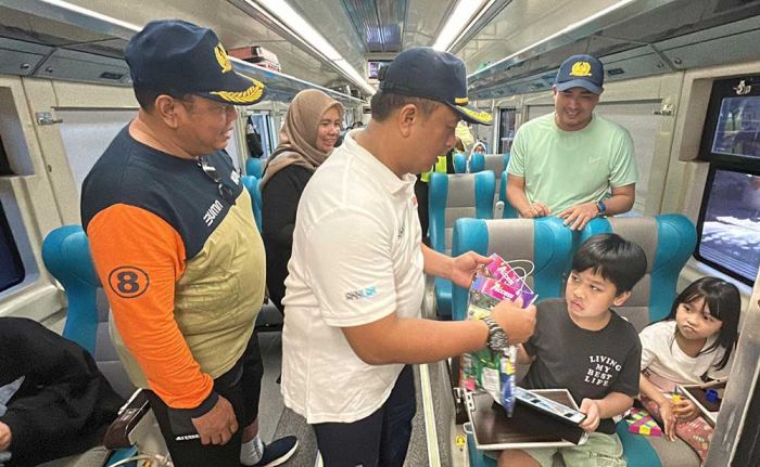 Back to School, PT KAI Daop 8 Bagikan Ratusan Suvenir Bagi Pelanggan Anak-Anak