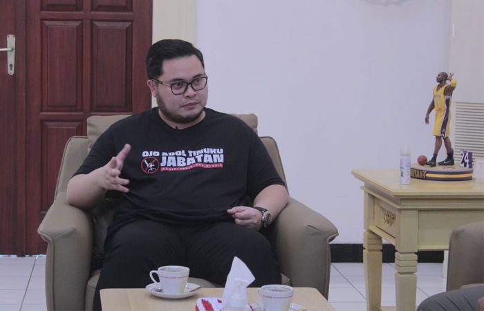 Kenakan Kaos Hitam dengan Tulisan Unik, Bupati Kediri Jadi Sorotan