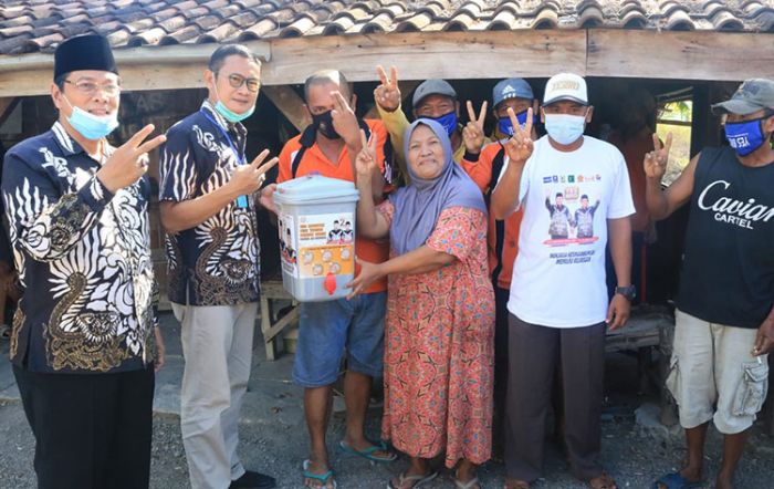 Cegah Penularan Covid-19, Pasangan Yesbro Bagikan Tempat Cuci Tangan dari Warung ke Warung