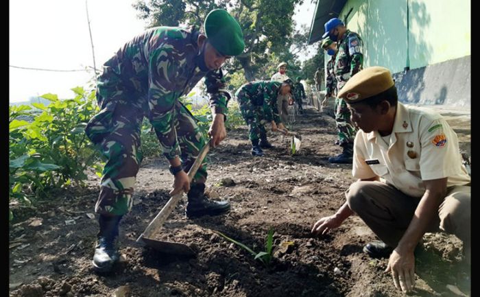 Puncaki Perayaan HUT ke-74, Gupusjat Optronik II Puspalad Sidoarjo Tanam 1.000 Pohon Kurma