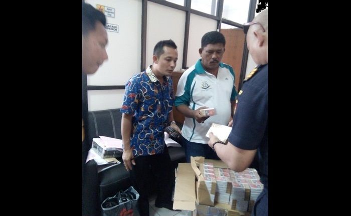 Jual Rokok Ilegal, Warga Pucangtelu Ditahan Kejari Lamongan