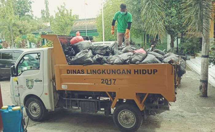 ​DLH Ngawi Angkut Sampah Penanganan Khusus Bekas Pemungutan Suara Pilkada 2020