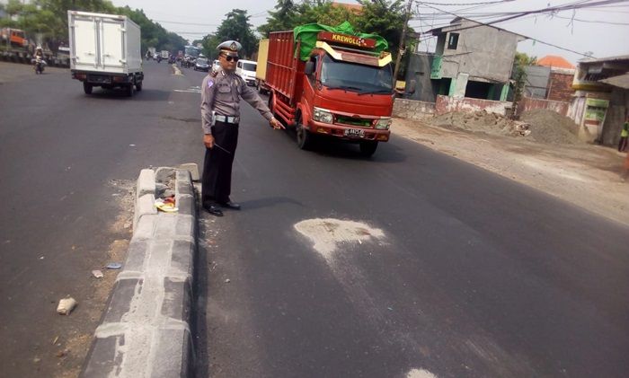 ​Ban Pecah, Bonceng Tiga Sekeluarga di Taman Sidoarjo Terguling