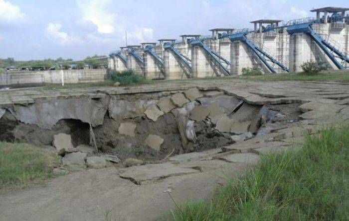 Longsor, Jembatan Bendung Gerak Bojonegoro Terancam Putus