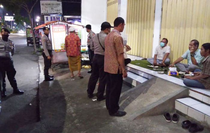 Polisi di Jember Terus Lakukan Patroli, Bubarkan Kerumunan di Pasar, Warung, dan Cafe