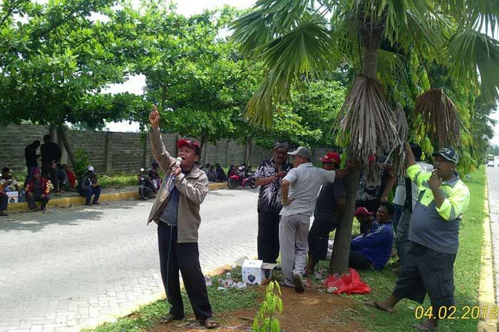 Kecewa Proses Lelang, Warga Blokir Pabrik Semen Holcim