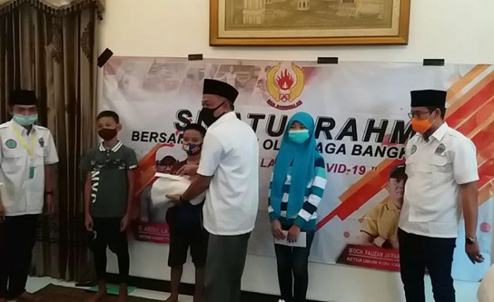 Ketua Perserosi Bersama Ketua KONI Bangkalan Serahkan Bantuan Kepada Atlet Terdampak Covid-19