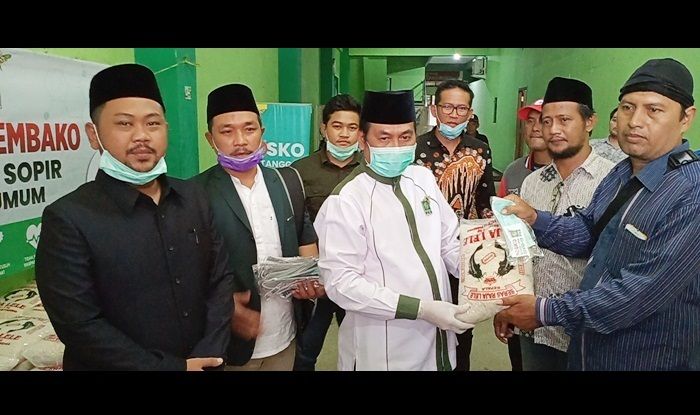 Dampak COVID-19, PKB Gresik Bagikan 4 Ton Beras kepada Sopir Lyn