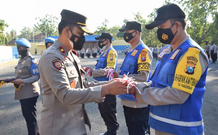 Sambut HUT Ke-76 RI, Polres Pamekasan Gelar Apel Gerakan Serentak Polda Jatim Bagikan 76.000 Bendera