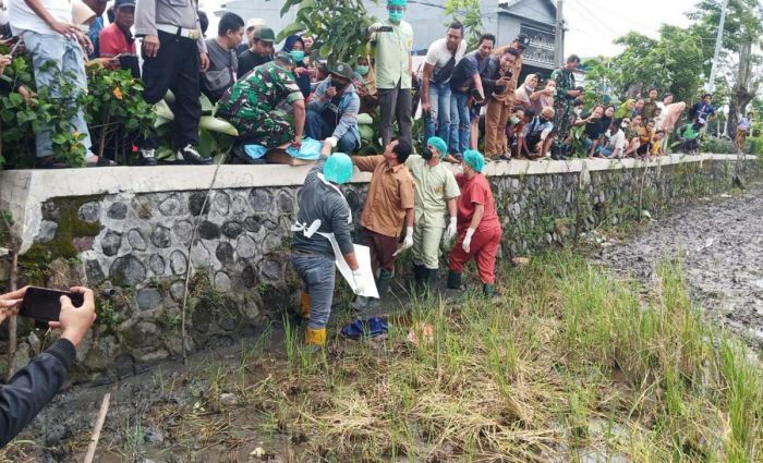 Warga Desa Siwalanpanji Sidoarjo Digegerkan Jasad Bayi Laki-Laki Terbungkus Tas Biru di Sawah