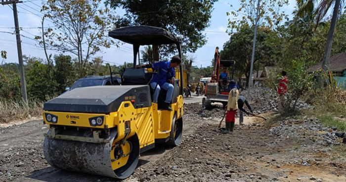 Dinas PU Bina Marga Kabupaten Malang Lakukan Pemeliharaan Rutin Jalan ke Pantai Balekambang 