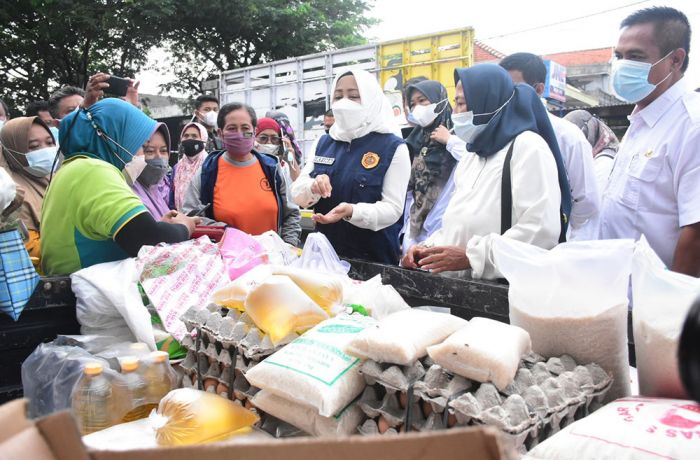 Tekan Harga Minyak Goreng. Bupati Mojokerto Gelar Operasi di Pasar Kutorejo