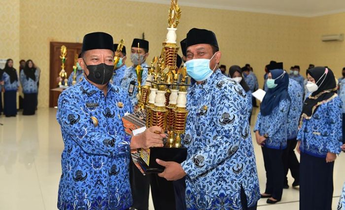 Peringati HUT Korpri ke-49, Bupati Fadeli Berikan Penghargaan Kepada Pejuang Covid-19