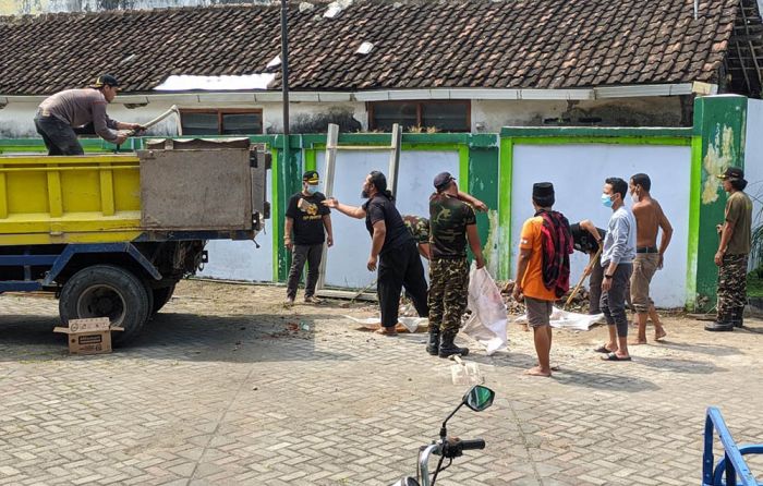 Ansor Kediri Gelar Kerja Bakti Bersihkan Kantor NU