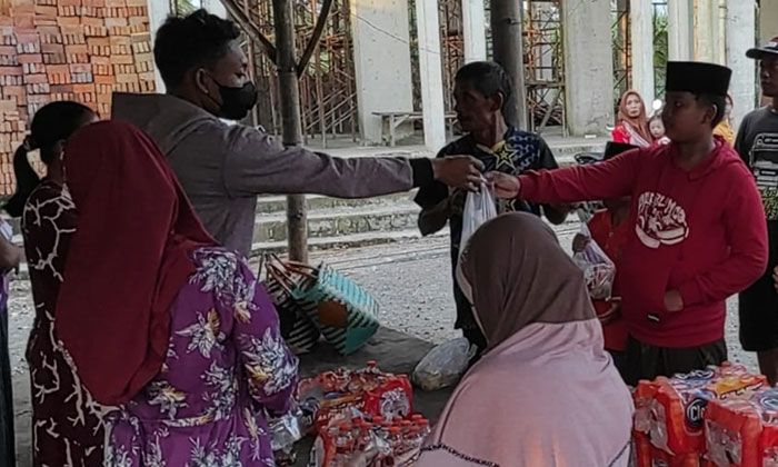 Panitia Masjid Al Mubarok Di Kediri Bagikan Ratusan Paket Takjil