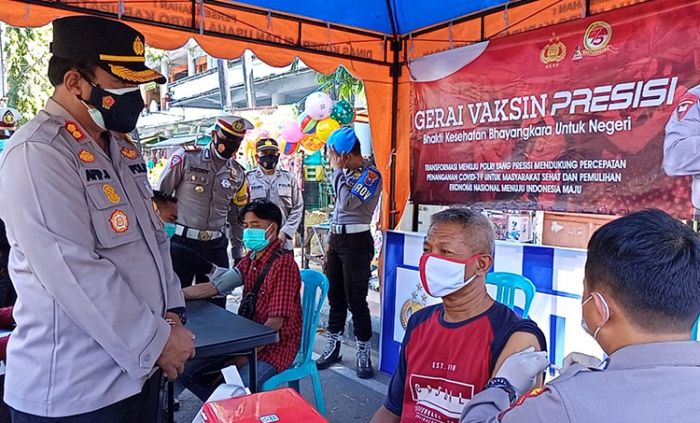 Kejar Target Herd Immunity, Polres Pamekasan Gelar Vaksinasi Keliling di Pasar Tradisional