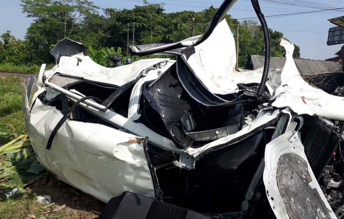 Ayla Tersambar Kereta Api di Sidoarjo, 1 Orang Luka Serius